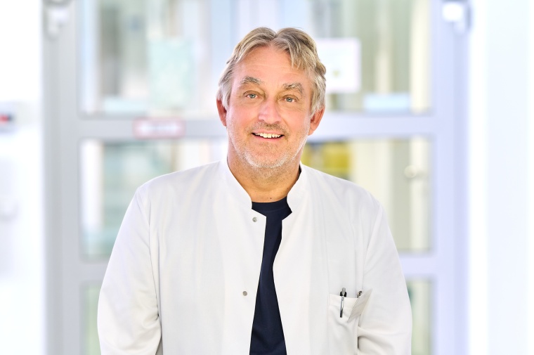 Prof. Achim Hörauf, Direktor des Instituts für Medizinische Mikrobiologie,...