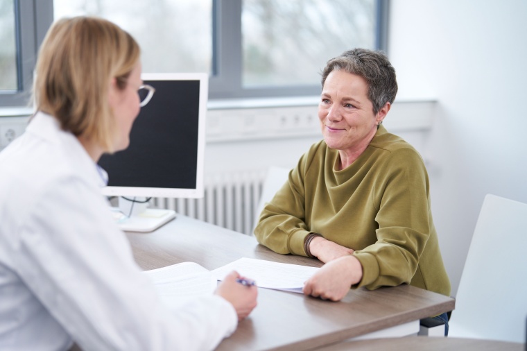Dr. Sophia Huesmann (l.) im Gespräch mit einer Studienteilnehmerin. Foto:...