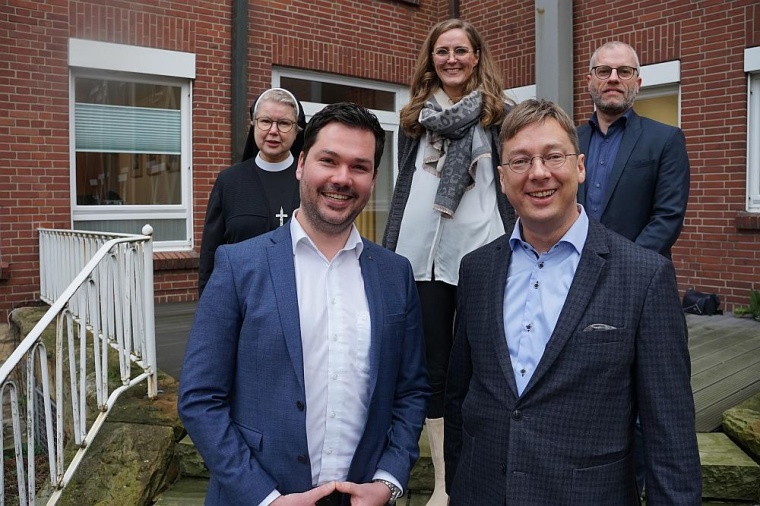 Dr. Nikolaus Kordecki (Vierter von links) wurde als neuer Chefarzt der Klinik...