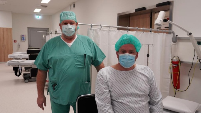 Dr. Philipp Esser, Leiter des ambulanten OP-Zentrums mit Patient Ronny B. kurz...
