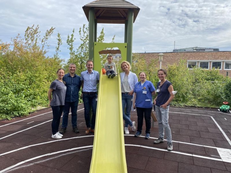 Der 5-jährige Poyraz, seine Eltern und das Tübinger Behandlungsteam. Von...