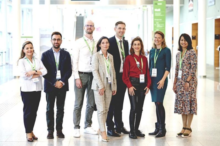 Professor Martina Müller-Schilling (4.v.li.) zusammen mit dem UEG National...