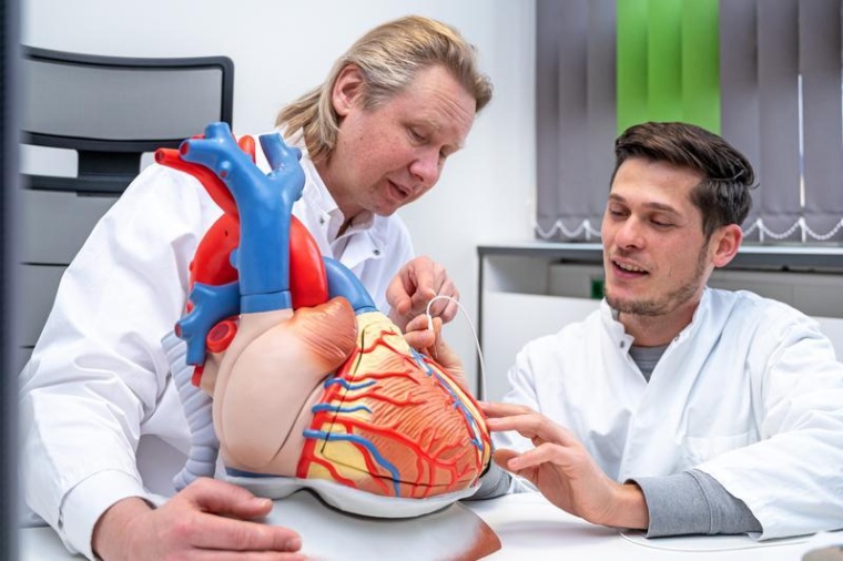 Prof. Dr. Gábor Szabó und Dr. Lars Saemann forschen zum Schutz von...