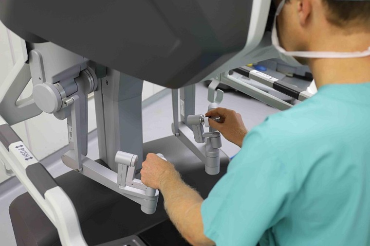 Über kleine Hebel und Schalter an der Konsole bedient der Operateur den...