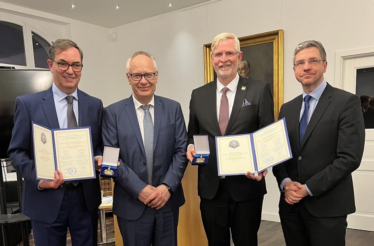 Prof. Dr. Sergyi Gychka (2.v.l.), Chef-Pathologe der Nationalen Medizinischen...