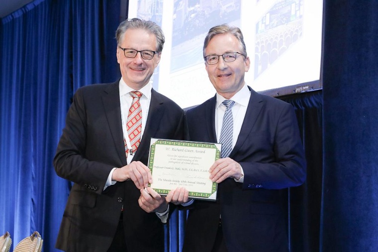 Prof. Richard Spaide (New York) überreicht die W. Richard Green Preisurkunde...