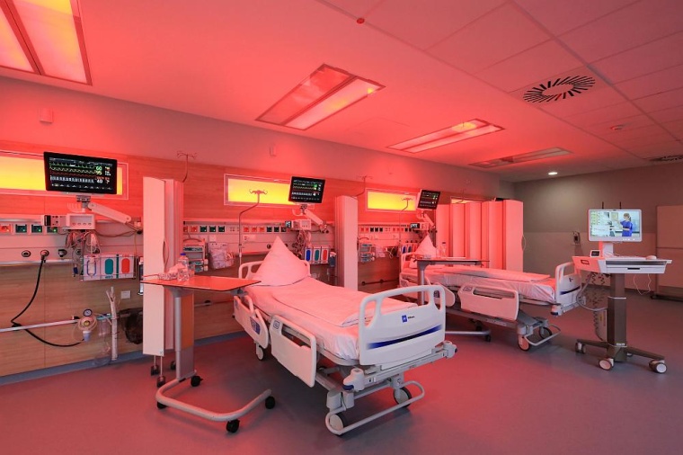 Jeder einzelne Bettplatz kann mit unterschiedlichen Farben ausgeleuchtet...