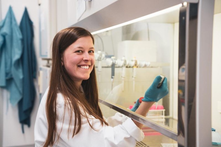 Die Erstautorin der Studie, Sarah Merz, beim Pipettieren. Foto: Prof. Martin...