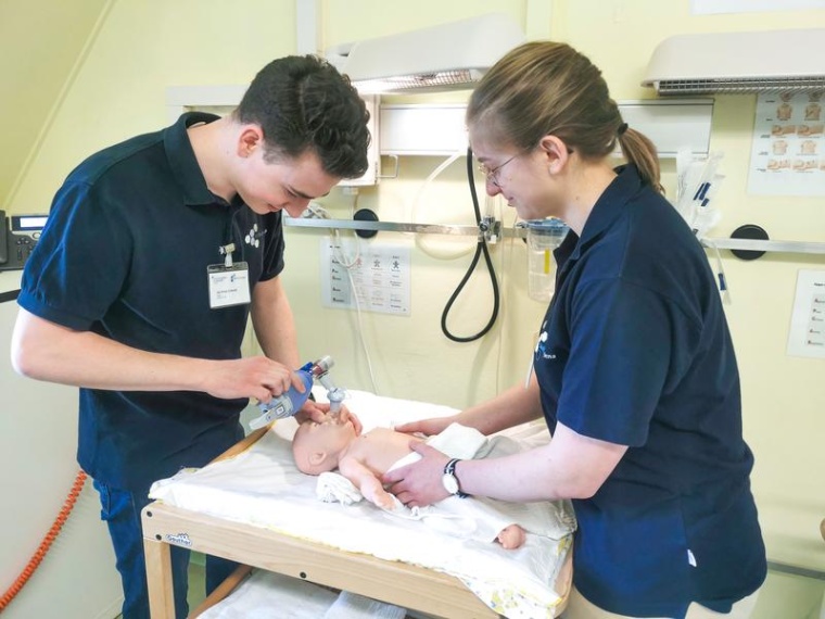 Die Tutoren Jan Arne Schenk und Sarah Haberbosch zeigen im SkillsLab, wie Erste...