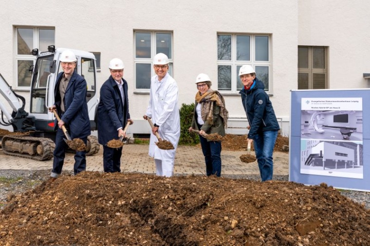 Der Spatenstich für einen Krankenhausanbau mit modernem Hybrid-OP wurde am 17....