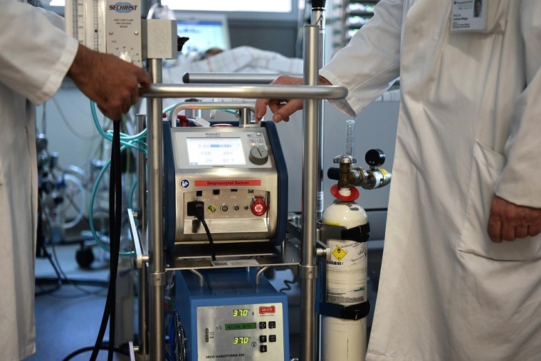 Während der COVID-Pandemie wurden schwer kranke und maschinell beatmete...