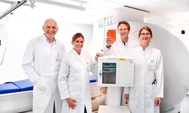 v.l.n.r.: Prof. Michael von Bergwelt, Gesa Schuebbe, Prof. Lars Lindner und PD...