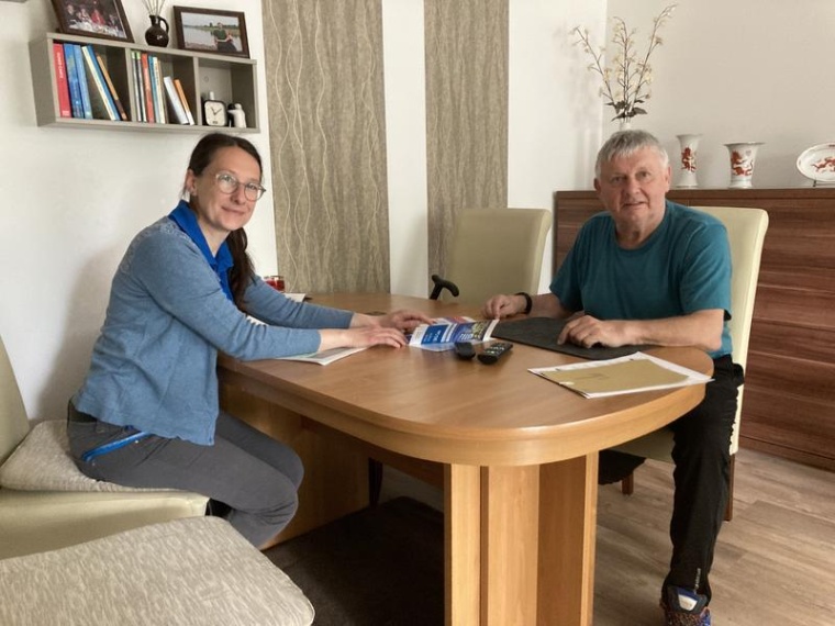 Schlaganfalllotsin Nastasja Pfaff mit dem 1.000. Patienten des SOS Care...