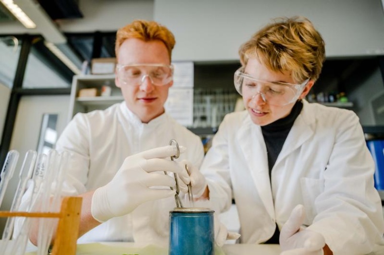 Lennart Stegemann (l.) und Paula Neufeld arbeiten an ihren Doktorarbeiten und...