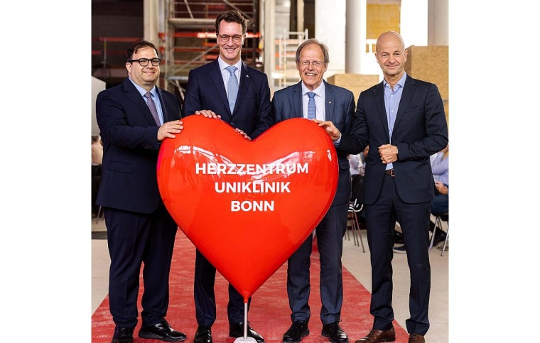 (v. li.) Prof. Farhad Bakhtiary, Direktor der Klinik für Herzchirurgie des...