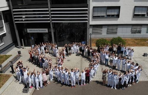Kliniken brauchen Hilfe und Unterstützung: Die Mitarbeiter*innen formierten am...