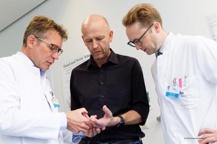 Prof. Prantl (li.) und Prof. Geis begutachten den Heilungsverlauf und die...