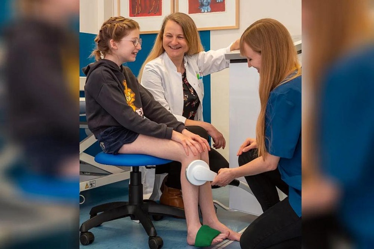 Mathilda (Name geändert) stolpert häufig beim Laufen, denn sie hat während...