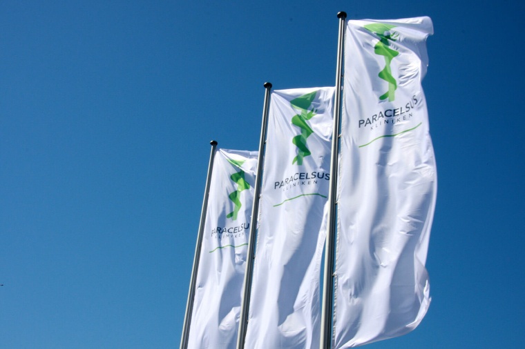 Die Fahnen der Paracelsus Kliniken Deutschland, Foto: Valentin Pellio