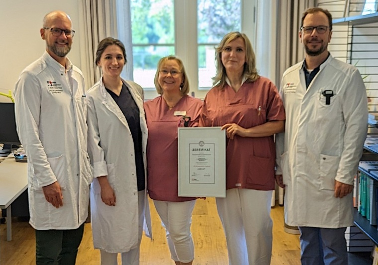 Freuen sich über das HFU-Zertifikat: Klinikdirektor Prof. Dr. med. Daniel...