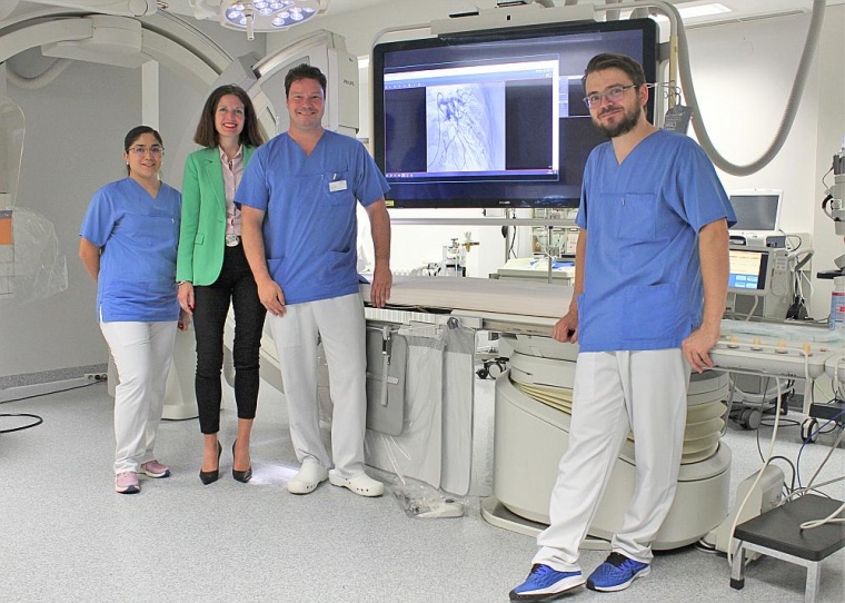 Die Eingriffe werden im Herzkatheterlabor vorgenommen: Ärztin Raquel Zenteno,...