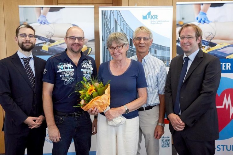 Retter und Gerettete vereint: Helga M. (Mitte) verdankt Michael S. (2.v.li.)...