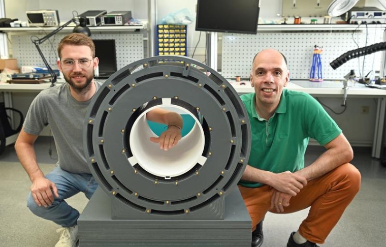 Prof. Dr. Benjamin Meküc (r.) und Nils Allek (l.) arbeiten am Fachbereich...