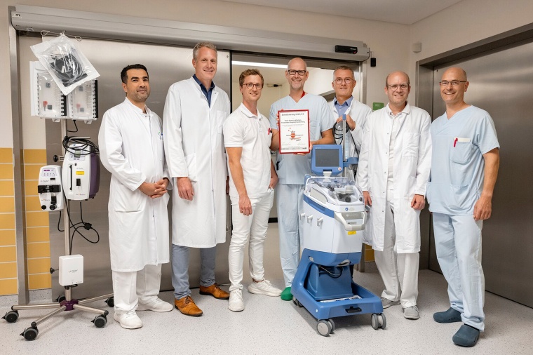 Über die Auszeichnung freuen sich (von links) Oberarzt Tariq Qodceiah,...