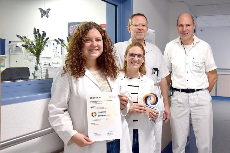 Die Diabetesberaterinnen Nina Jost (von links) und Kathrin Rövenich, der...