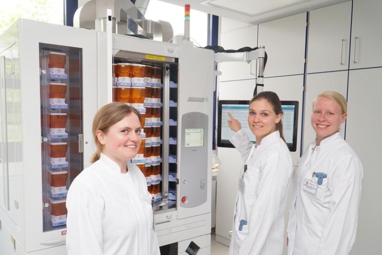Die Stationsapothekerinnen Ilona Janzen, Franziska Binder und Vanessa Pilgrim...