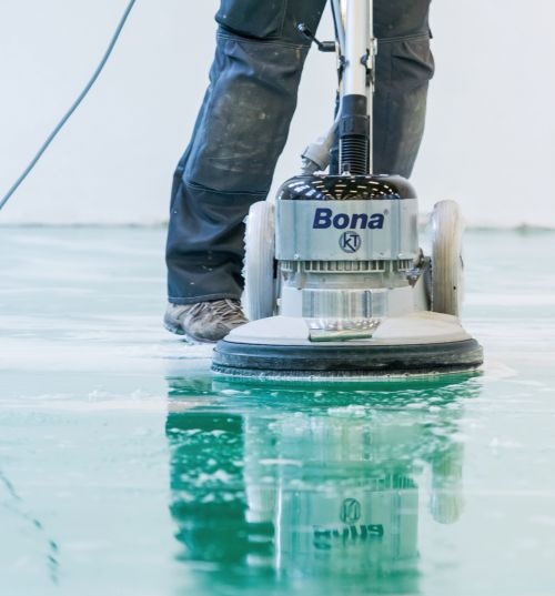 Die alte Nutzschicht wird staubfrei abgeschliffen und danach neu aufgebaut. Das...