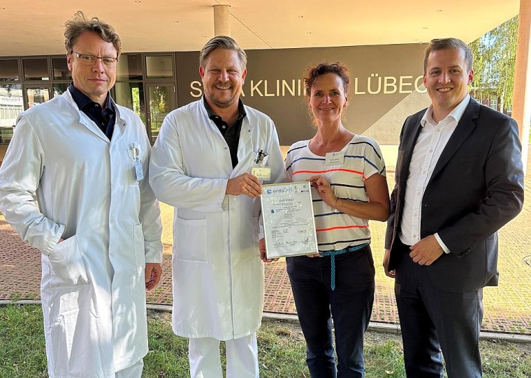 (v.l.n.r.): Claudia Dietrich, QM-Beauftrage und Geschäftsführer Dr. Christian...