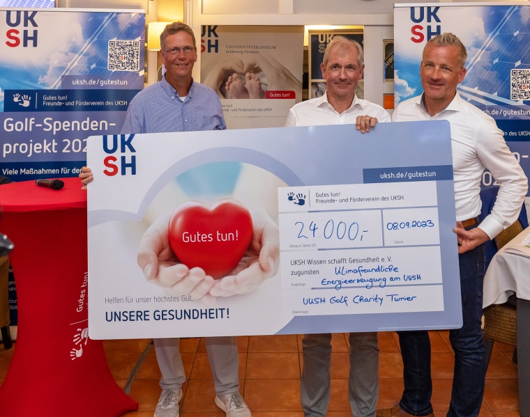 Symbolische Scheckübergabe (v.l.n.r.): Dirk Dehncke (Spielleiter), Prof. Dr....