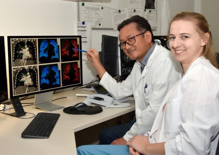 Prof. Shin (l.) und Dr. Scharm begutachten anhand der CT-Aufnahmen die Struktur...