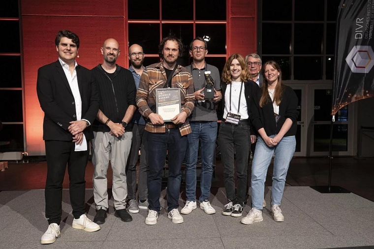 Forschungsgruppe um Dr. Niclas Braun (4.v.li) wurde nun mit dem DIVR XR Science...