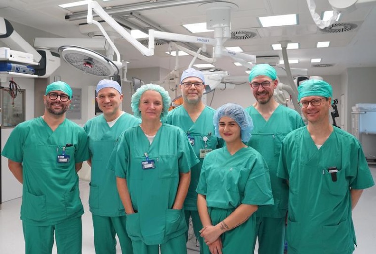 Hinten (v.r.): Prof. Dr. med. Henryk Dreger, PD Dr. med. Sebastian Spethmann,...