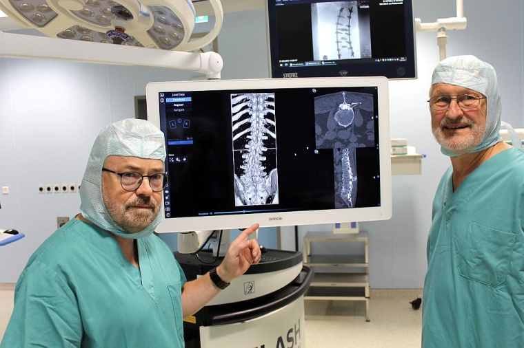 Erich Heinzmann (rechts) lässt sich von Dr. Andreas Zeugner bei einer...