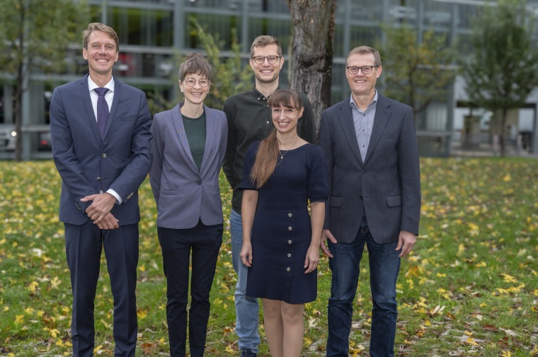 (v.l.n.r.): Prof. Nico Mutters, Direktor des Instituts für Hygiene und...