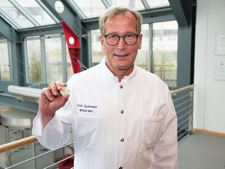 Als erster Herzchirurg in Europa hat Prof. Dr. Jan Gummert, Direktor der Klinik...