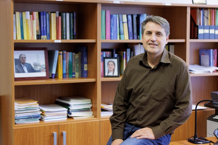 Professor Dr. Naim Bajcinca koordiniert das Projekt. Foto: RPTU/View