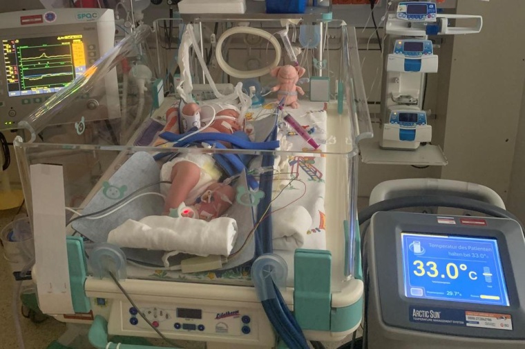 Therapeutische Hypothermie bei einem Neugeborenen. Foto: KUNO Klinik St. Hedwig...
