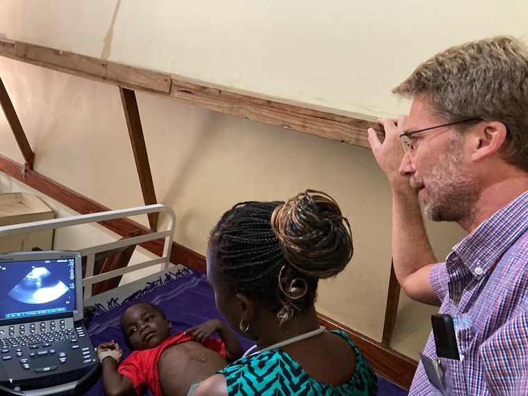 Kind bei Ultraschalluntersuchung, Foto: Dr. Andreas Schultz