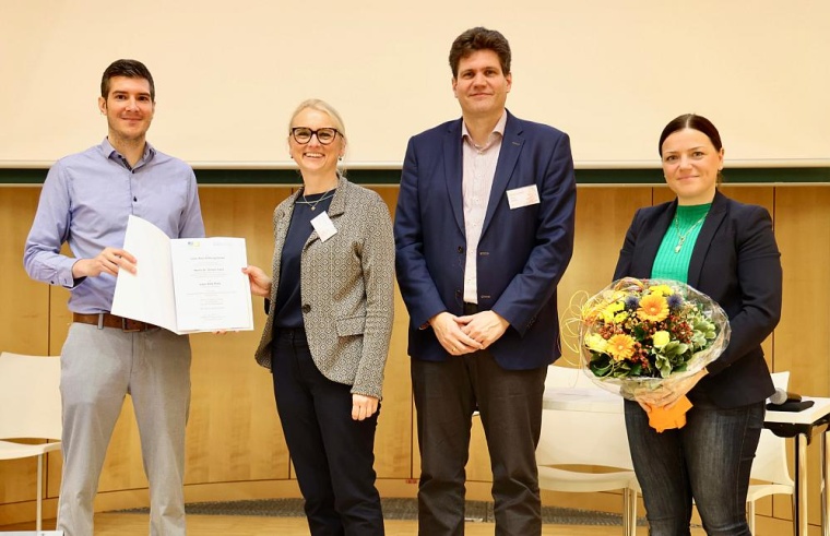 Preisträger Dr. Simon Haas, Prof. Dr. Dagmar Wachten (stellvertretende...