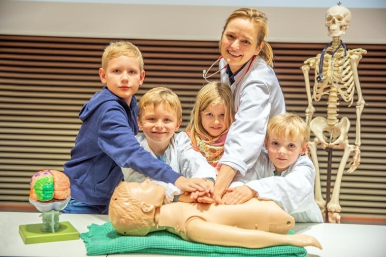 Kinderärztin Professorin Dr. Dr. Christine Happle, wie sie mit Kindern im...