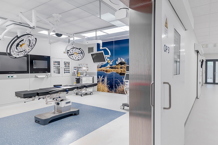 Ambulante Eingriffe im modern ausgestatteten OP-Saal für eine...