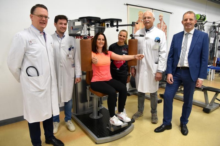 Prof. Dr. Roland Schroers, Dr. Jeremias Motte, Patientin Fabienne Schröder,...