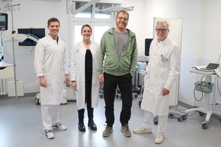 Patient Theo Höring (2.v.r.) steht mit dem Direktor der Klinik für Unfall-,...