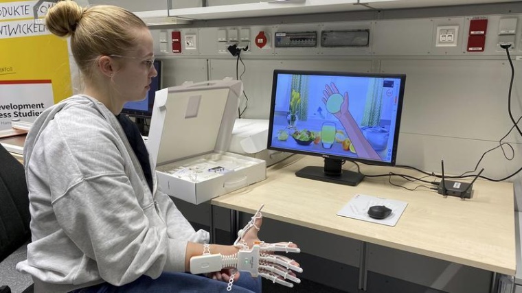 Studentin testet Smart Glove, Foto: Alexandra Engels / HSHL