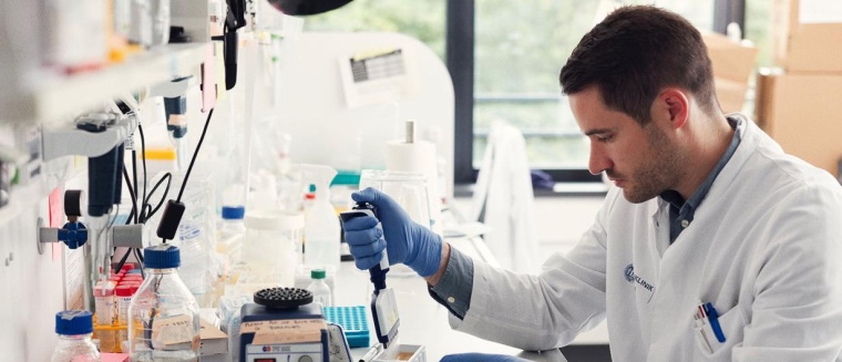 Philipp Schommers bei der Durchführung eines Versuches in Laboren der...