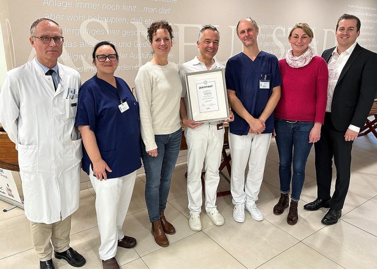 Chefarzt Prof. Dr. med. Joachim Weil (links) freut sich gemeinsam mit...